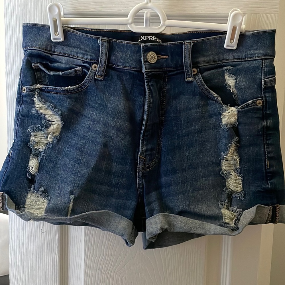 Express High Rise Shortie. Distressed. Stretch +. Size 8. Only worn 3 times.
